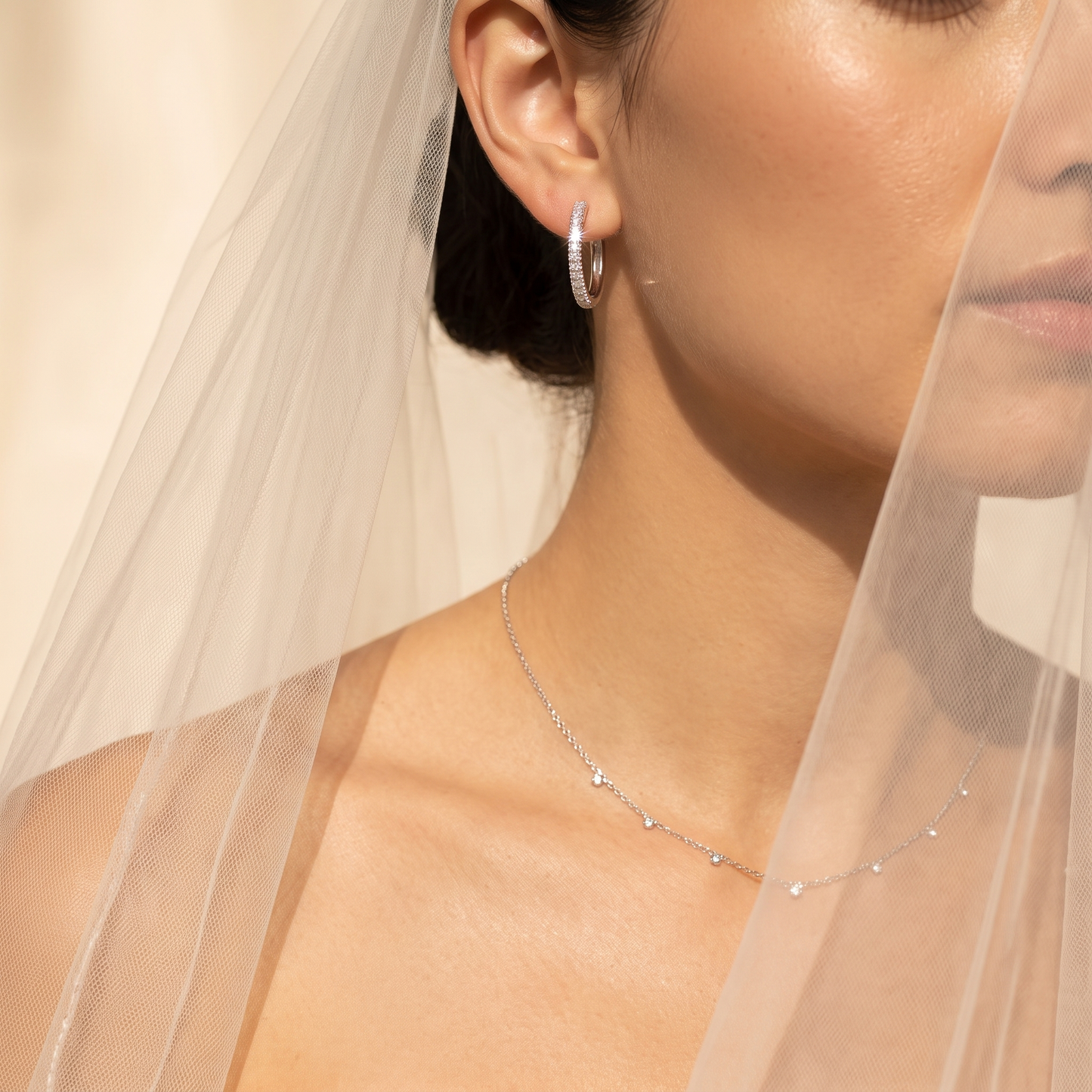 Velmoras Bridal Glow Set Pavé Creolen – quadratisches Hochzeitsbild
