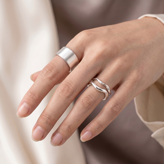 Breitring und Wellenring aus 925 Silber an Hand getragen – Velmoras