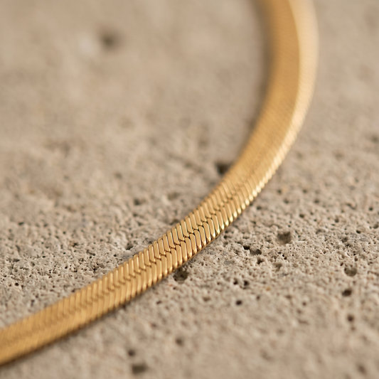 Makro-Detail der flachen Schlangenkette in Gold (Fischgrät)