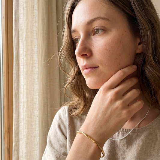 Feine Schlangenknochenkette in Silber, Porträt am Fenster getragen