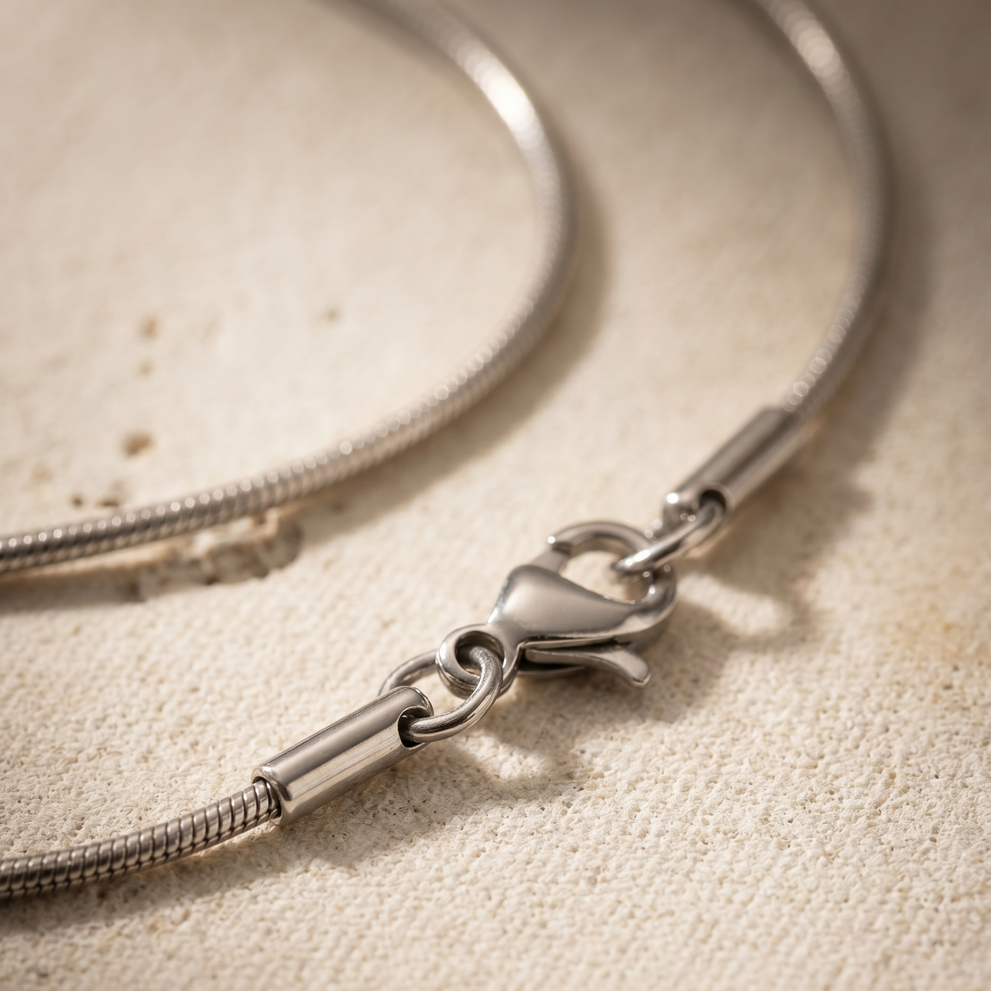 Makro-Detail der feinen Schlangenknochenkette mit Karabiner