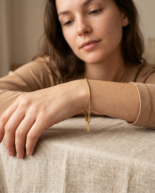 Box-Chain Armband Gold an Person getragen, Plättchen lose am Verschluss – Velmoras