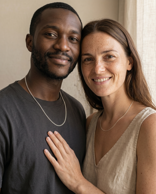 His & Hers Partnerschmuck: kräftige Cuban-Kette und feine Kette, Paar mit sichtbaren Gesichtern – Velmoras