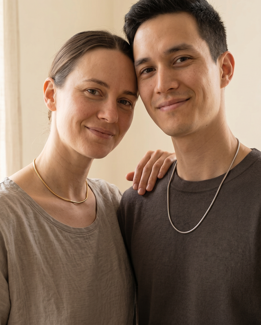 Snake Chain Duo: Schlangenketten-Choker in Gold und Stahl, Paar mit sichtbaren Gesichtern – Velmoras