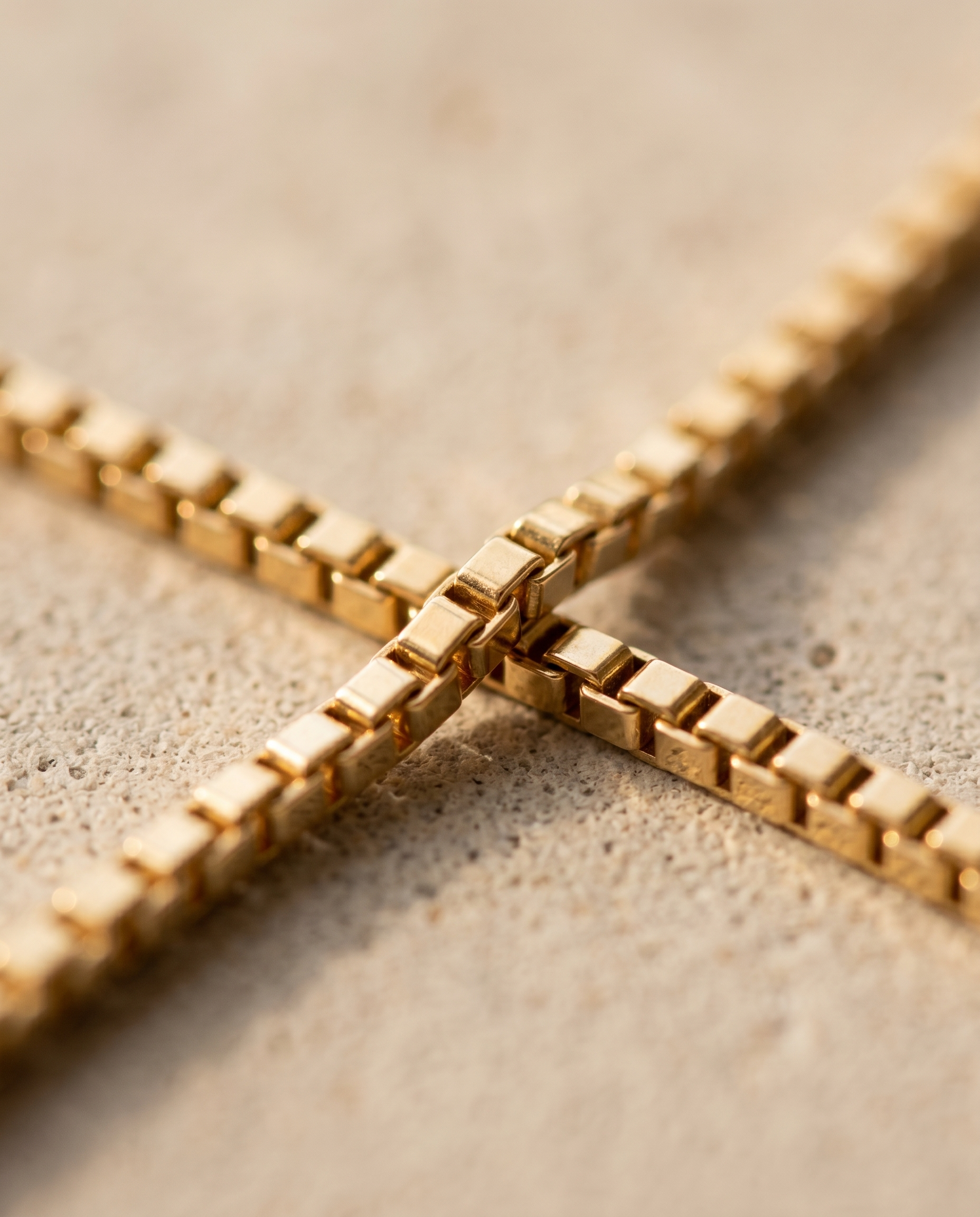 Makro-Detail der vergoldeten Box-Chain-Glieder