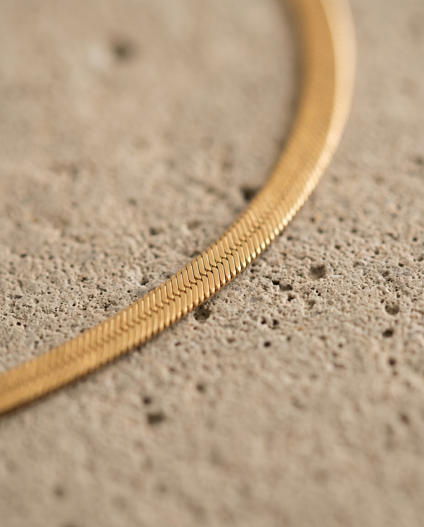 Makro-Detail der flachen Schlangenkette in Gold (Fischgrät)