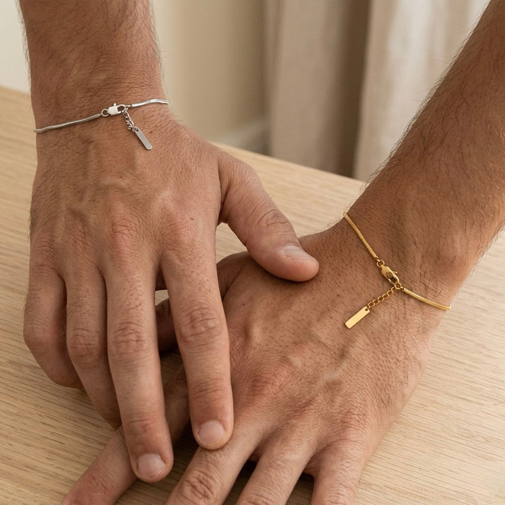 His & Hers Bold & Fine Halsketten-Set Hauptbild zwei Hände mit Silber und Gold