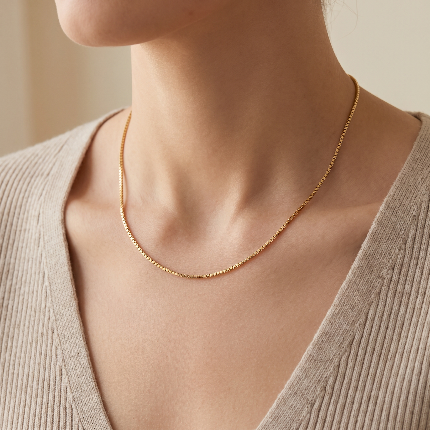 Velmoras Box-Chain-Halskette 1,2 mm – an einer Frau getragen, quadratisch