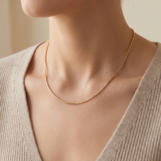 Velmoras Box-Chain-Halskette 1,2 mm – an einer Frau getragen, quadratisch
