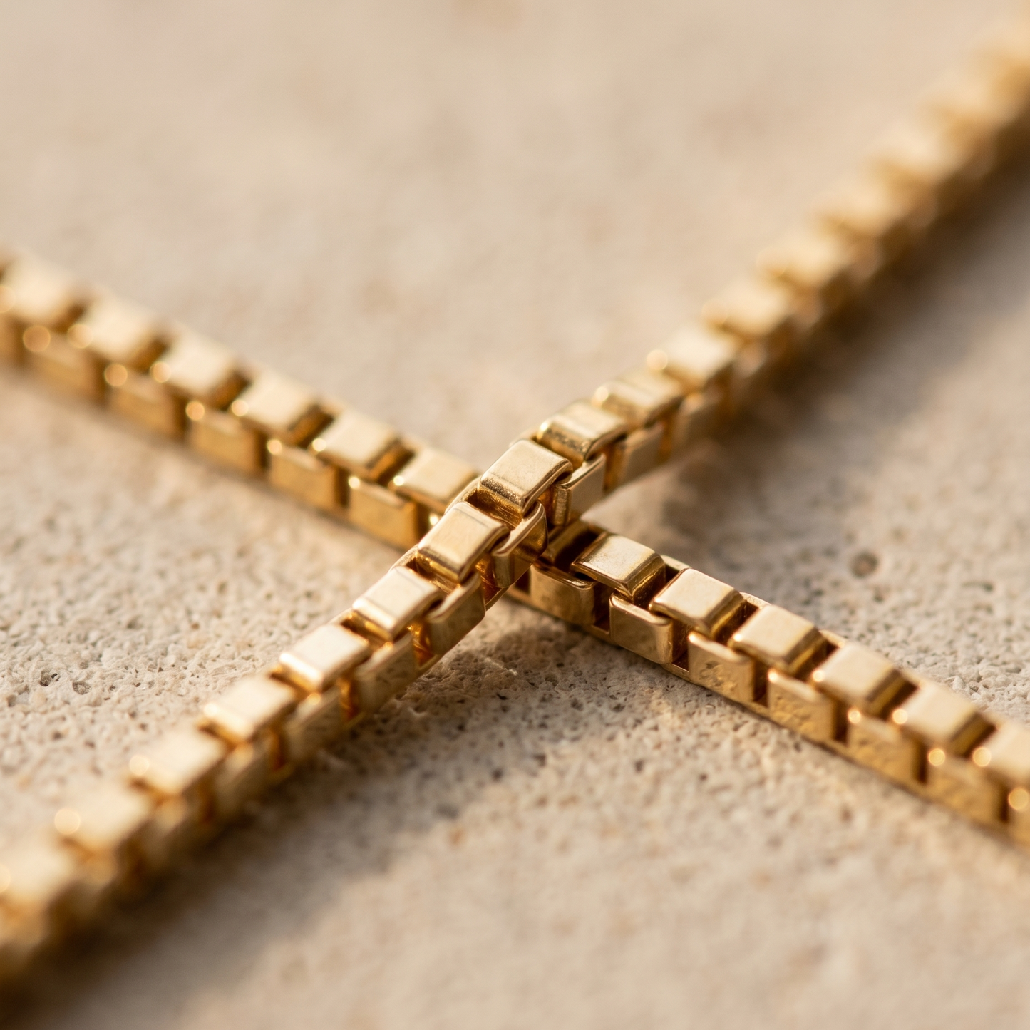 Makro-Detail der vergoldeten Box-Chain-Glieder