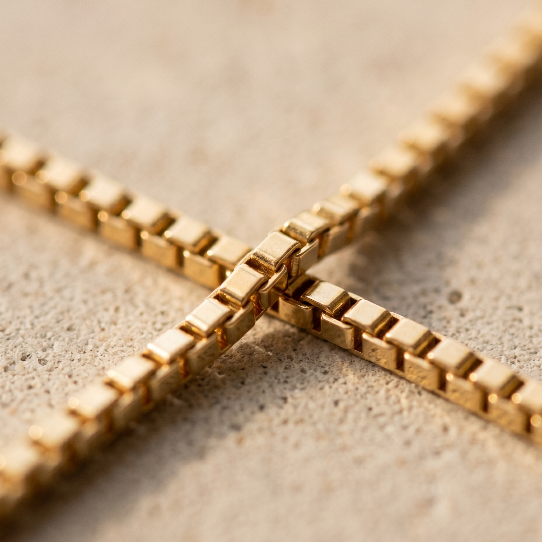 Makro-Detail der vergoldeten Box-Chain-Glieder