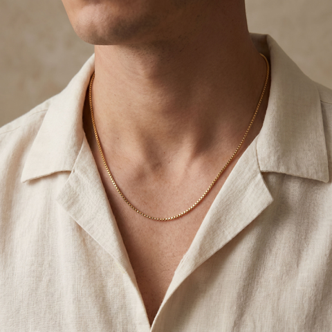 Velmoras Box-Chain-Halskette Herren – am Mann getragen, quadratisch