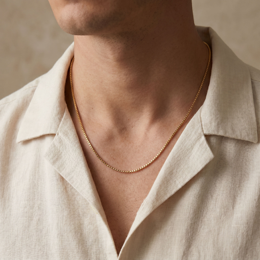Velmoras Box-Chain-Halskette Herren – am Mann getragen, quadratisch