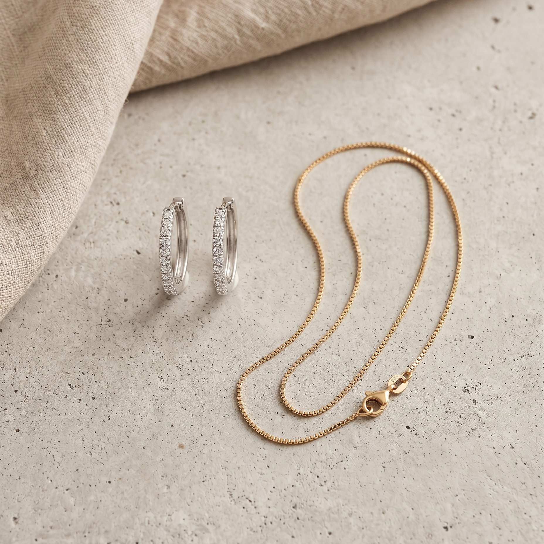 Bridal Glow Set Flatlay: silberne Pavé Creolen und feine vergoldete Halskette