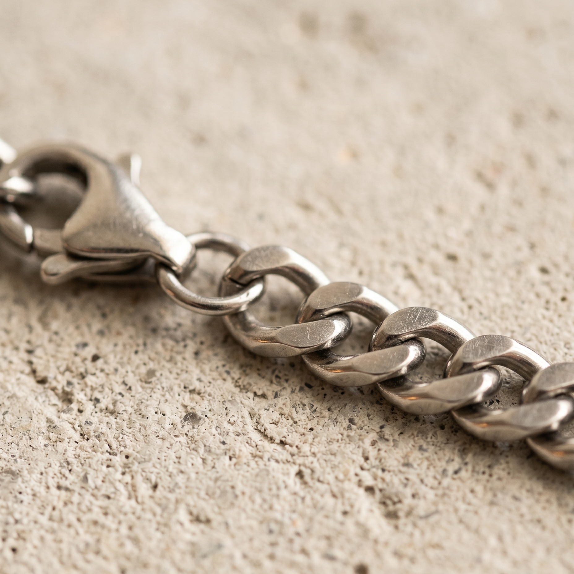 Cuban Link Kette Silber, Makro von Verschluss und Gliedern