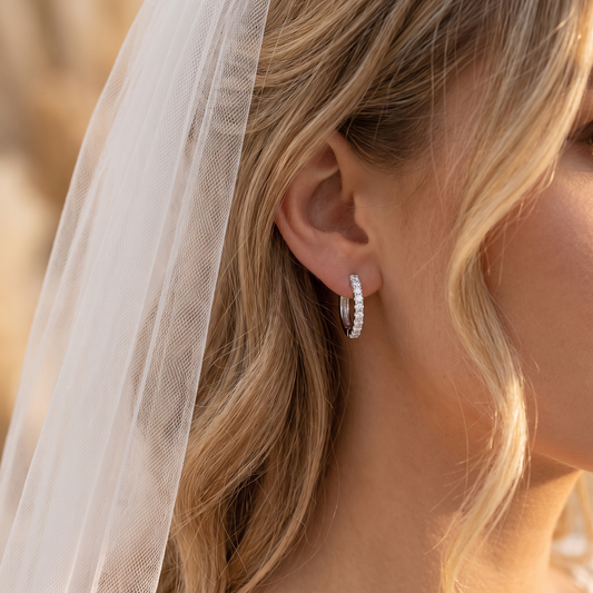 Velmoras Pavé Creolen Brautschmuck – quadratisches Hochzeitsbild