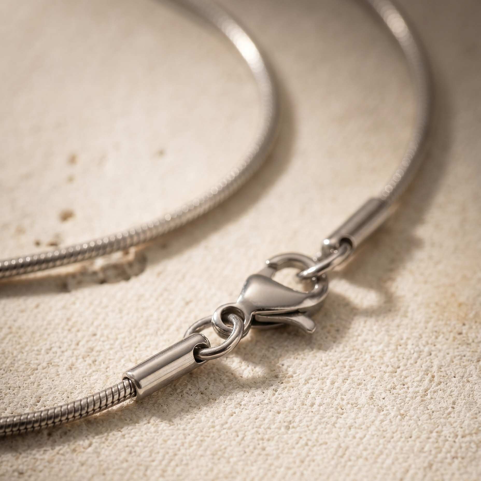 Makro-Detail der feinen Schlangenknochenkette mit Karabiner