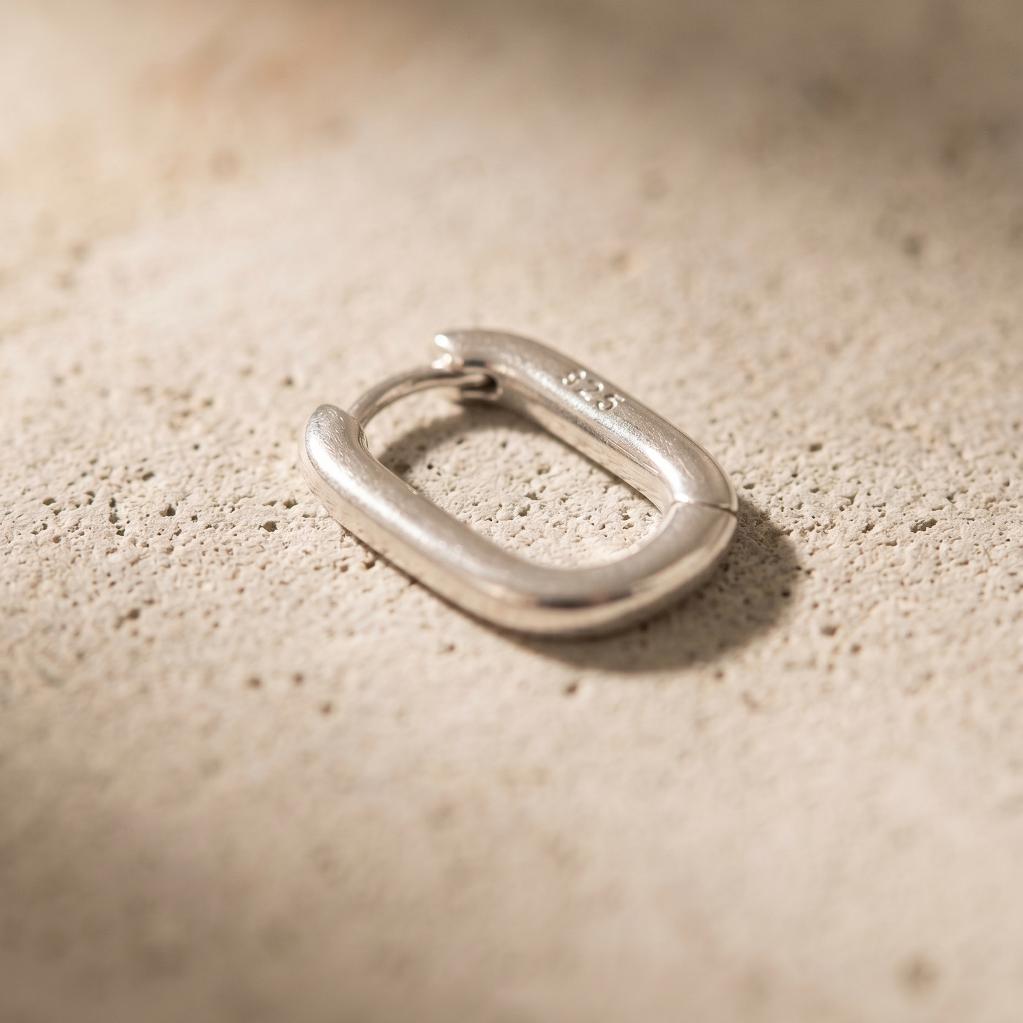 U-Ohrstecker Silber, Makro-Detail – Velmoras