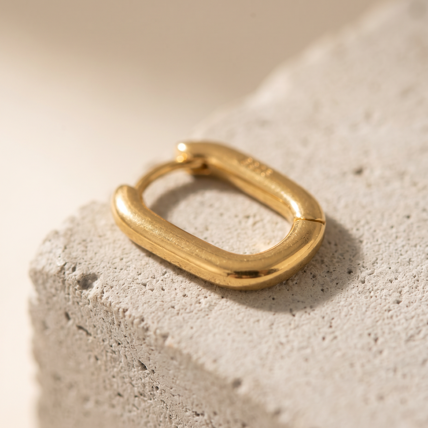 U-Ohrstecker Gold, Makro-Detail – Velmoras