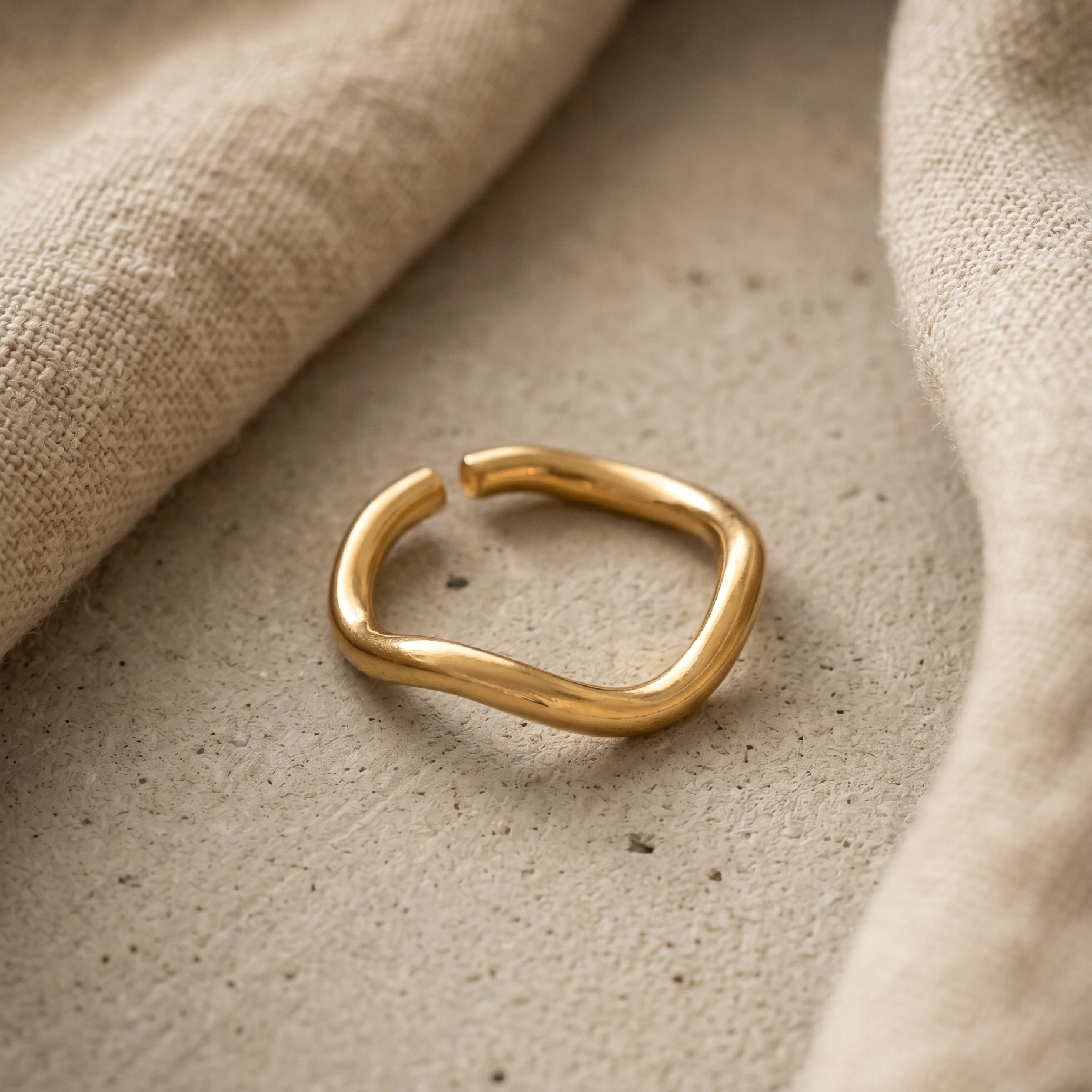 Wellenring Gold, Produktaufnahme auf Beton – Velmoras